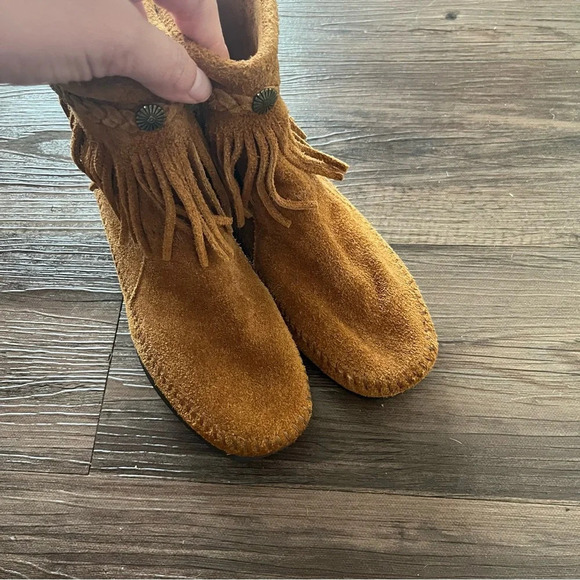 Minnetonka Booties Women's 6 Fringed Studded Moccasin Ankle Boots Boho Western - Picture 2 of 5